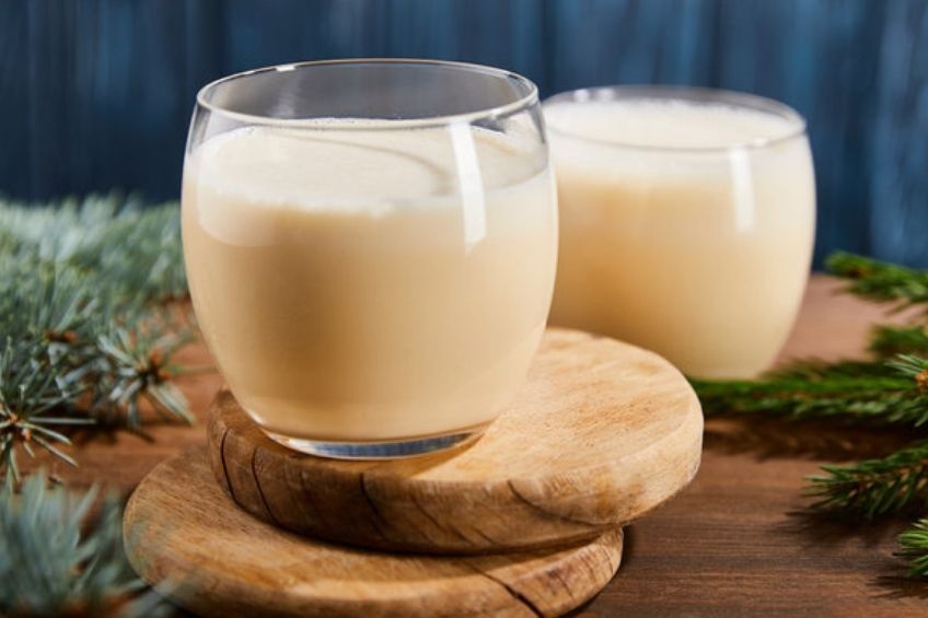 What Alcohol Goes With Eggnog?: Your Guide to Making Perfect Eggnog Cocktails This Winter