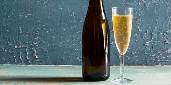 Champagne Vs. Sparkling Wine: The Primary Differences Between The Two 